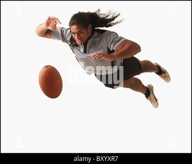 Joueur de rugby masculin pour plongée ball Banque D'Images