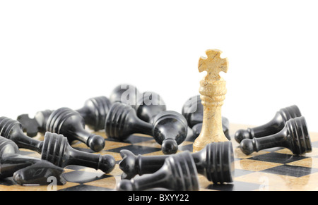 Génocide - Un très grand se tient sur l'ensemble des morts de la partie adverse, concept. Banque D'Images