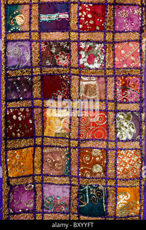 Textile indien tenture murale brodée motif. L'Andhra Pradesh, Inde Banque D'Images