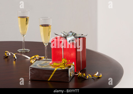 Image de deux flûtes à champagne et présente sur la table Banque D'Images