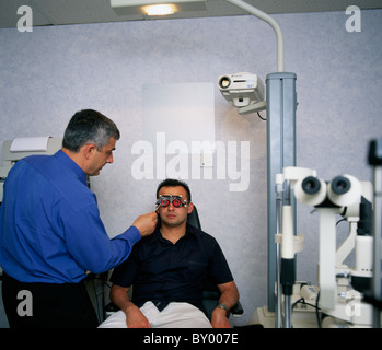 L'essai d'oeil à la opticiens à Londres en Angleterre en Grande-Bretagne au Royaume-Uni Royaume-Uni. Vision Vision Eye Yeux Emploi travaillent Banque D'Images