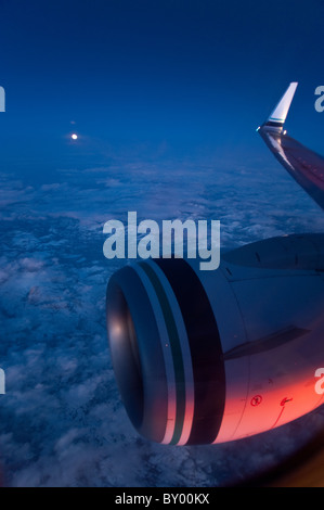 Vue aérienne de moteur à réaction et lever de lune au coucher du soleil, au-dessus de la Californie du nord Banque D'Images