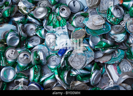 Des canettes de bière écrasées Banque D'Images