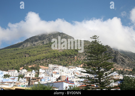 La vue sur un village de Chefchaouen le riff montagne au Maroc. C'est un paysage urbain de birds eye view à la recherche sur la ville Banque D'Images