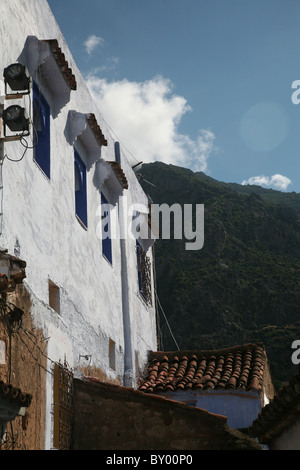 La vue sur un village de Chefchaouen le riff montagne au Maroc. C'est un paysage urbain de birds eye view à la recherche sur la ville Banque D'Images