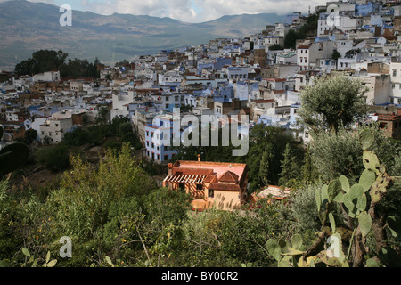 La vue sur un village de Chefchaouen le riff montagne au Maroc. C'est un paysage urbain de birds eye view à la recherche sur la ville Banque D'Images