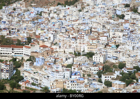 La vue sur un village de Chefchaouen le riff montagne au Maroc. C'est un paysage urbain de birds eye view à la recherche sur la ville Banque D'Images