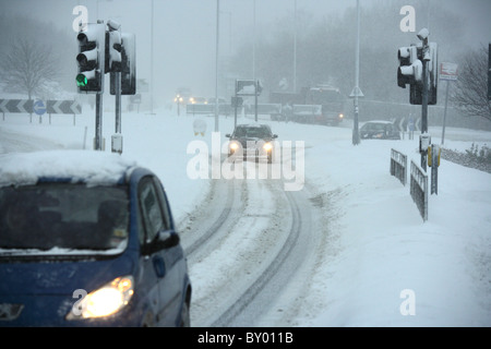 Voitures voyageant dans des conditions d'hiver enneigé. Banque D'Images