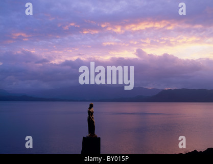 Statue de Tatsuko et lac Tazawa à Dawn, Senboku, Akita, Japon Banque D'Images