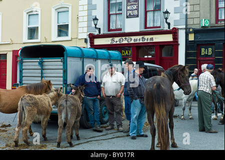 Foire aux chevaux dans la région de Market Square à Kilrush, comté de Clare, Irlande. Pour les agriculteurs traditionnels et des voyageurs de commerce de chevaux et ânes Banque D'Images