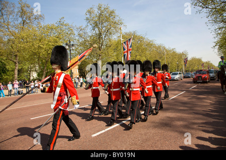 Marcher le long de la Mall gardes vers le palais de Buckingham pour la relève de la Garde Banque D'Images