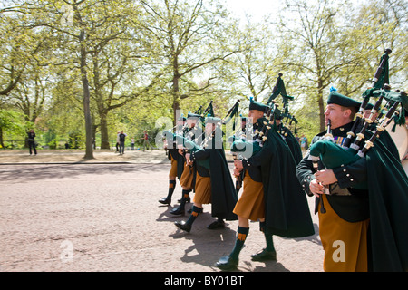 Marcher le long de la Mall gardes vers le palais de Buckingham pour la relève de la Garde Banque D'Images