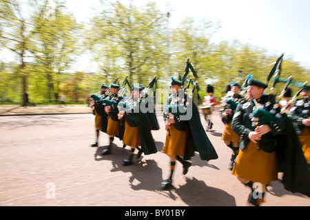 Marcher le long de la Mall gardes vers le palais de Buckingham pour la relève de la Garde Banque D'Images