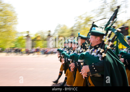 Marcher le long de la Mall gardes vers le palais de Buckingham pour la relève de la Garde Banque D'Images