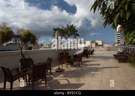 Le toit-terrasse de l'établissement Hotel Cinema dans la place Dizengoff Tel Aviv ISRAËL Banque D'Images