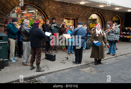 Colby brass band jouant des chants de Noël dans la région de Peel, à l'île de Man Banque D'Images