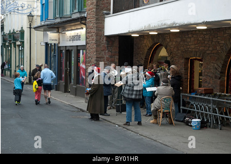 Le brass band jouant dans street à Noël dans la rue Micheal, Peel, Ile de Man Banque D'Images