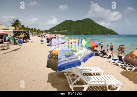 Chaises longues et transats sur la plage de plage de Reduit, St Lucia. Banque D'Images