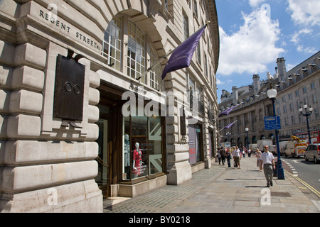 Shopping sur Regents Street Banque D'Images