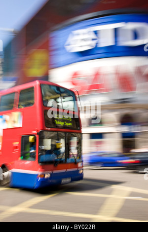 Bus dans Piccadilly Circus Banque D'Images