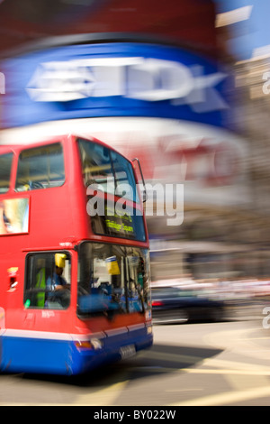 Bus dans Piccadilly Circus Banque D'Images