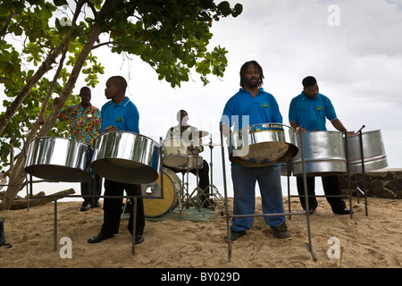 Une bande de l'acier jouent avec la plage et la mer comme toile de fond sur leur St Lucia. Banque D'Images