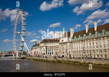 Le County Hall et le London Eye à partir de Westminster Bridge Banque D'Images