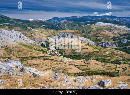 Le village de Santibañez de Resoba, dans les montagnes Palentine, partie de la Cordillère Cantabrique au nord de l'Espagne Banque D'Images