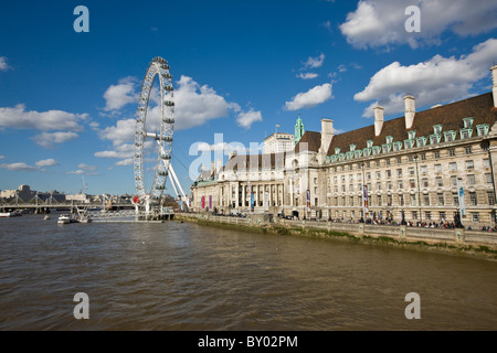 Le County Hall et le London Eye à partir de Westminster Bridge Banque D'Images