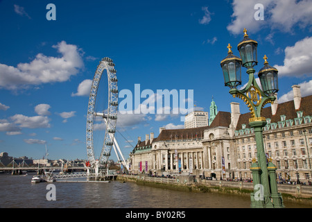 Le County Hall et le London Eye à partir de Westminster Bridge Banque D'Images