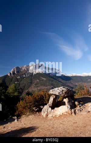Dolmen de Tella et Castillo Mayor peak, Parc National d'Ordesa et Monte Perdido, Huesca, Espagne Banque D'Images