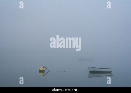 River Ore en décembre enveloppée de brouillard dans le Suffolk Orford Banque D'Images