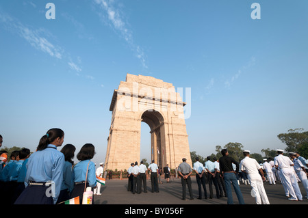 Les enfants de l'école et la marine indienne se sont réunis pour l'événement à la porte de l'Inde à Delhi Banque D'Images