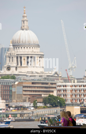 Les touristes sur la promenade de la rivière Thames en dehors de la South Bank Centre avec la Cathédrale St Paul en arrière-plan Banque D'Images