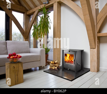 Esse d'un poêle à bois dans une maison contemporaine encadrées de chêne. Banque D'Images