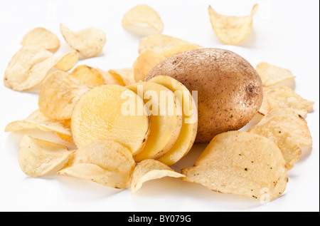Croustilles de pommes de terre isolé sur fond blanc Banque D'Images