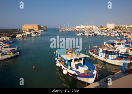 La pêche traditionnelle des bateaux amarrés dans le vieux port de Héraklion. Crète, Grèce. Banque D'Images