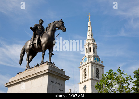 Statue du Roi George IV à Trafalgar Square avec St Martin dans les champs en arrière-plan Banque D'Images