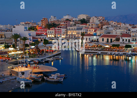 Vue du lac Voulismeni et Agios Nikolaos ville illuminée la nuit. Crète, Grèce. Banque D'Images