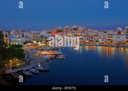 Vue du lac Voulismeni et Agios Nikolaos ville illuminée la nuit. Crète, Grèce. Banque D'Images