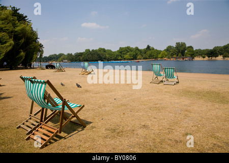 Chaises longues donnant sur la Serpentine dans Hyde Park Banque D'Images