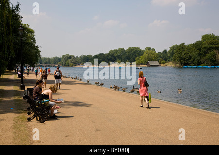 Promenade à côté de la Serpentine dans Hyde Park Banque D'Images