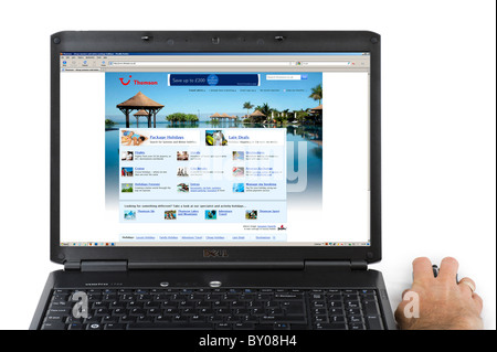 La navigation sur le site Thomson Holidays sur un ordinateur portable, UK Banque D'Images