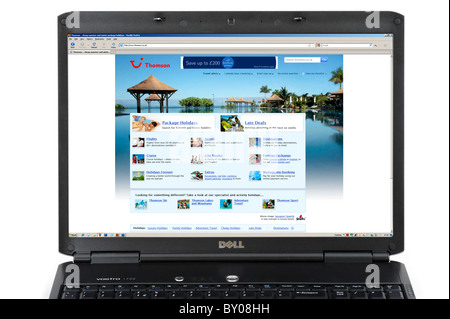 La navigation sur le site Thomson Holidays sur un ordinateur portable, UK Banque D'Images