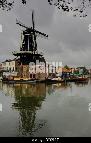 Moulin De Adriaan à Haarlem, Pays-Bas sur un jour nuageux Banque D'Images