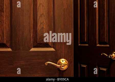 La porte du bureau en bois avec poignée de porte en laiton Banque D'Images