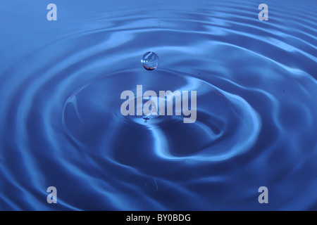 Une goutte d'eau tombe sur une superbe piscine Banque D'Images