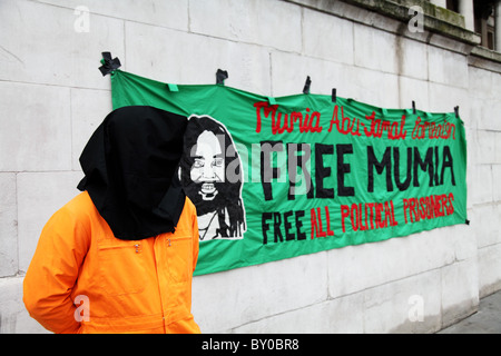 Manifestant à l'Au-delà des mots : témoin silencieux de l'injustice. La campagne de Guantanamo Londres Banque D'Images