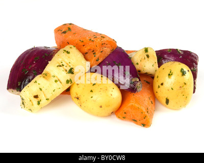 Sélection de légumes sains et nutritifs, y compris les pommes de terre oignons rouges Carottes et panais isolé sur un fond blanc sans personnage Banque D'Images