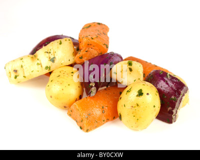 Sélection de légumes sains et nutritifs, y compris les pommes de terre oignons rouges Carottes et panais isolé sur un fond blanc sans personnage Banque D'Images
